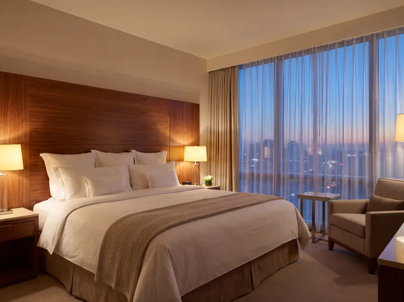 Gepflegtes Hotelzimmer am Abend